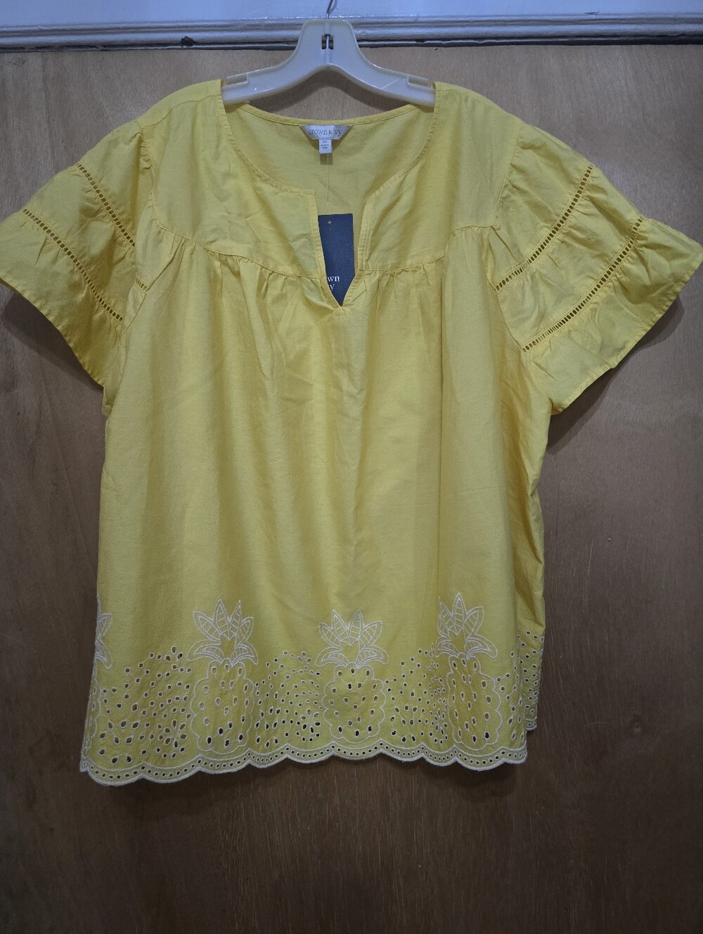 Crown And Ivy Women's Yellow Eyelet Trim Short Sleeve Top